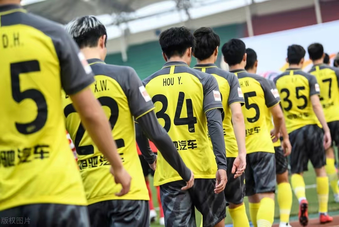 关于关键时刻广州队调整名单以备英超，远射贴柱环节打磨，引发热议，年轻球员得到机会的信息